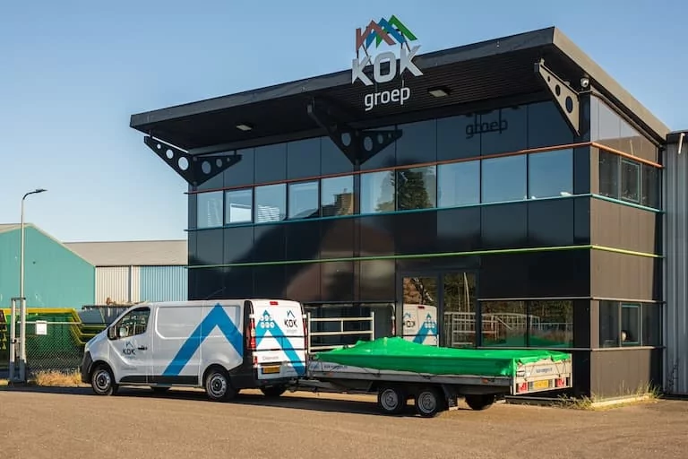 Auto met aanhanger voor het gebouw van Kok groep