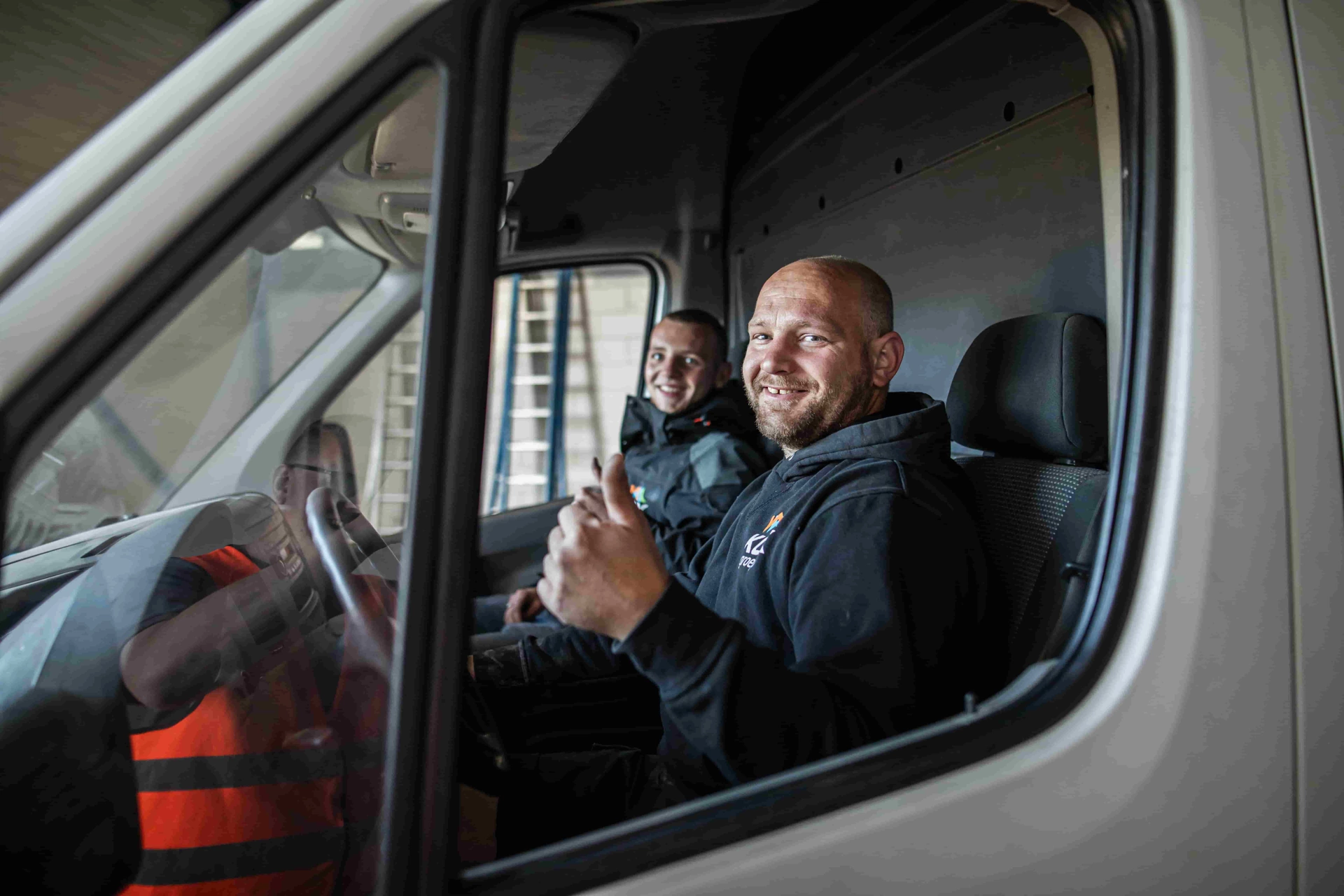 Medewerkers in de bus van kok groep.