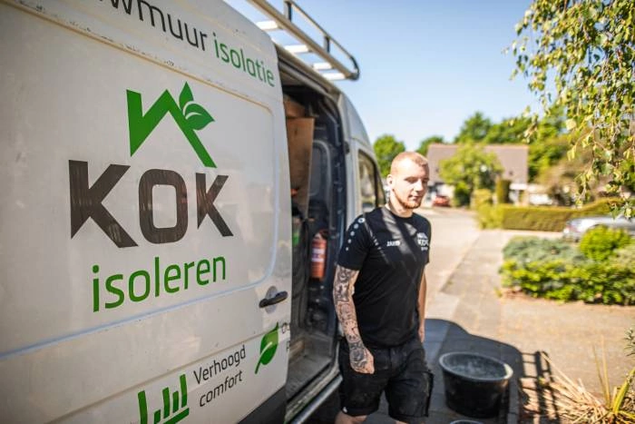 een bus van kok isoleren die bezig zijn het met isoleren